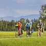 Radfahrer auf einem Weg bei den Osterseen.