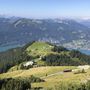 Aussicht auf Berge und See vom Schafberg im Salzkammergut, Österreich.